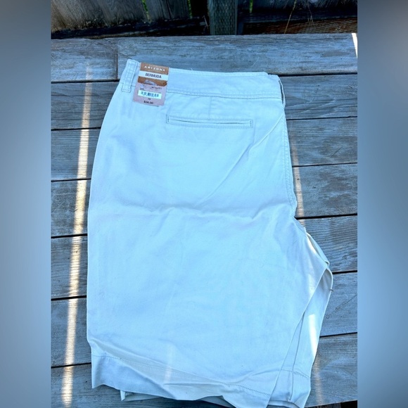Arizona Bermuda Shorts - Size 19 Cream - Never Worn - Picture 2 of 3